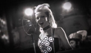 cartonage_video_trideni_odpadu_samosebou_zpevacka