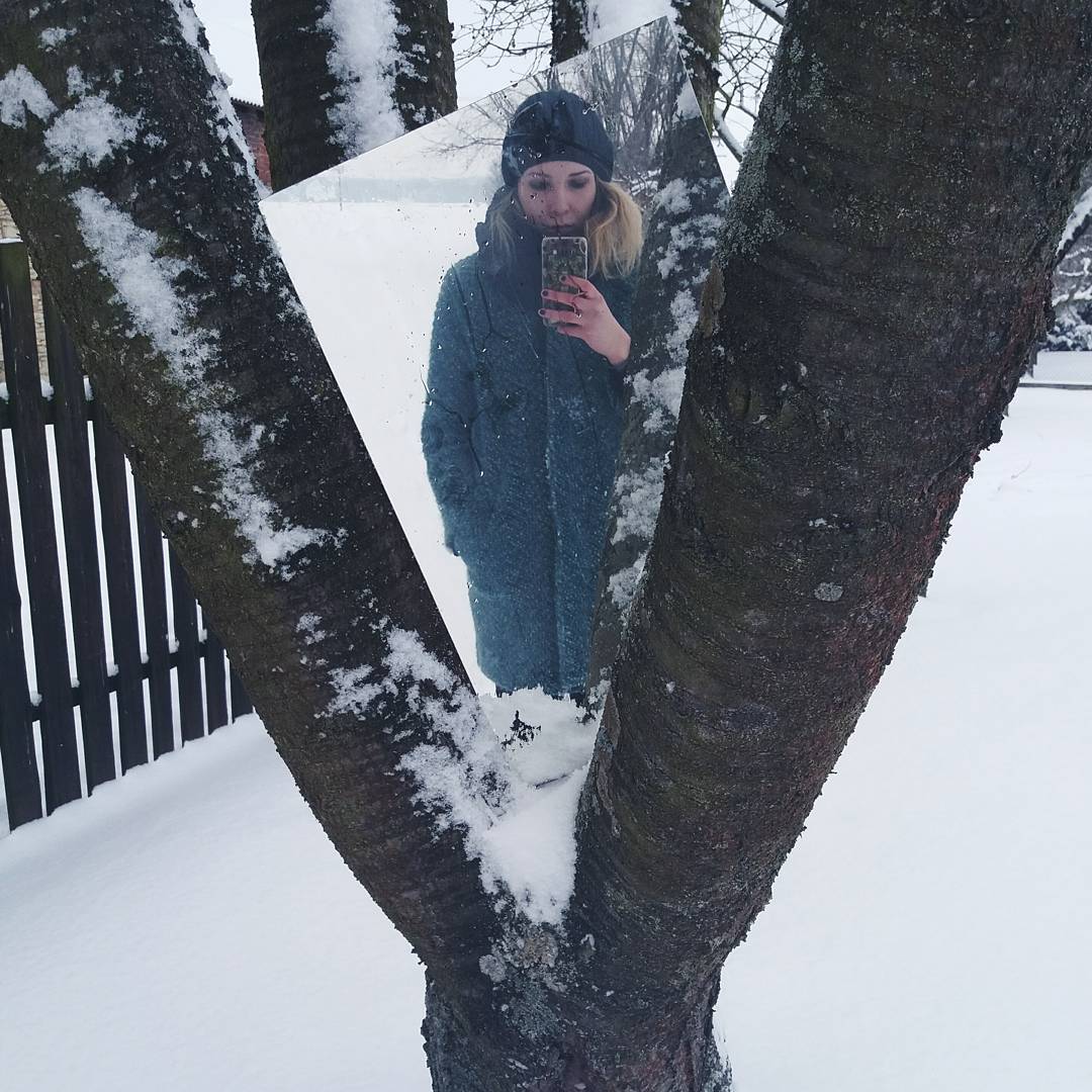 Jedno zimní selfie v zrcadle ještě nikoho nezabilo. #vscocze #vsco #vscoam #igdaily #venku #zima #winter #priroda #strom #nasvemmiste #today #hello