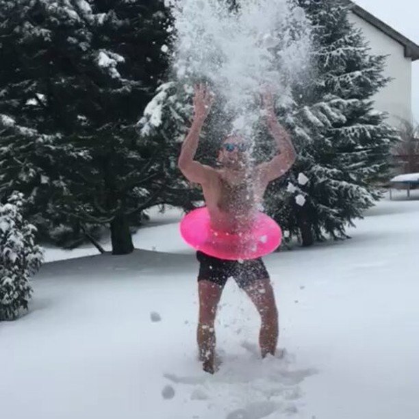 Koupel v lednu... #nasvemmiste #tridime #samoseboutridim @samosebou_tridim #snow #freezing #winter #swimsuit #swimming #fun #welovewinter #trees #czechrepublic #czechboy #crazy