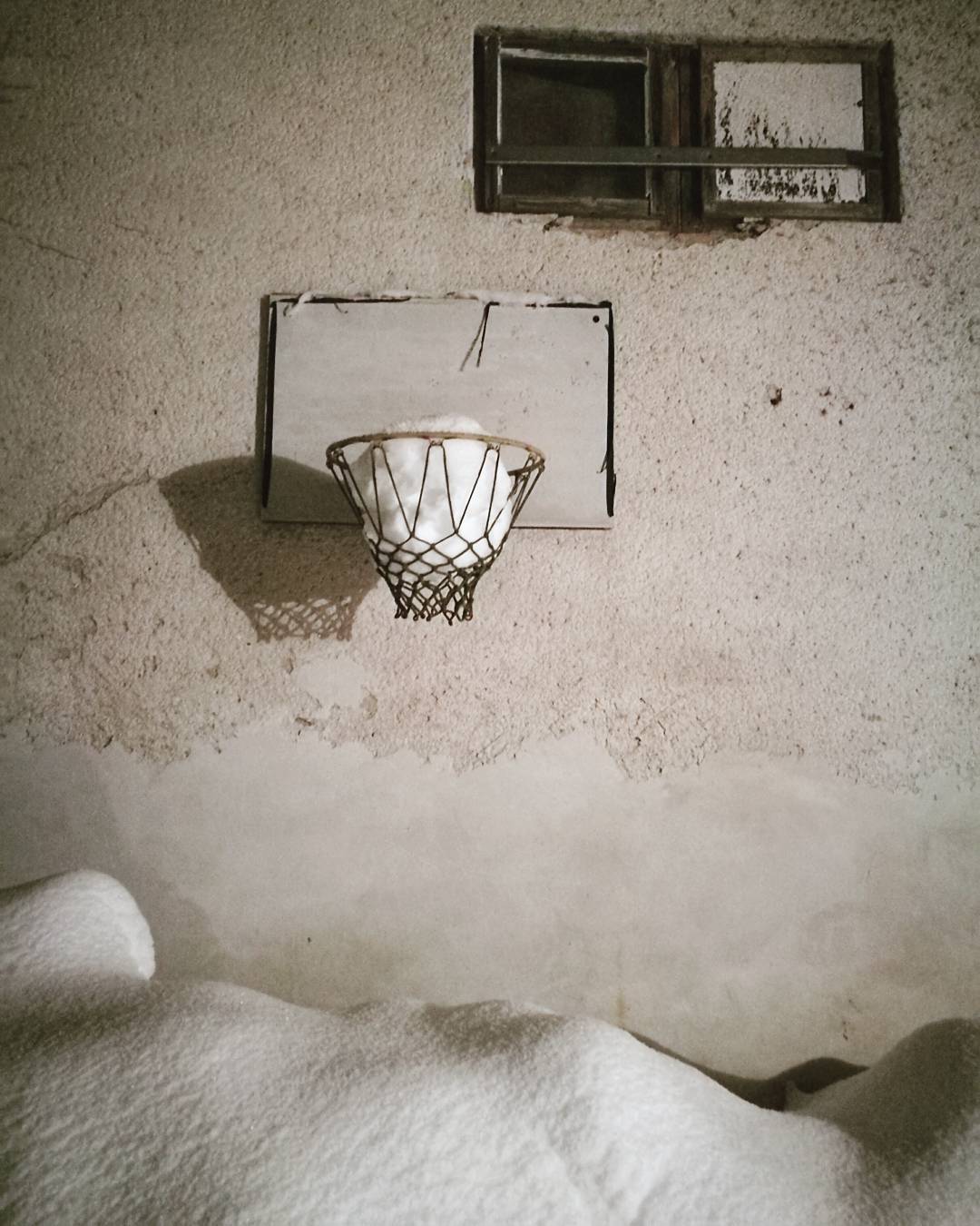 Evening surprise #basketball #snow #snowball #surprise #evening #contemporary #isthisart #art #playtime #play #snowman #funny #winter #nasvemmiste