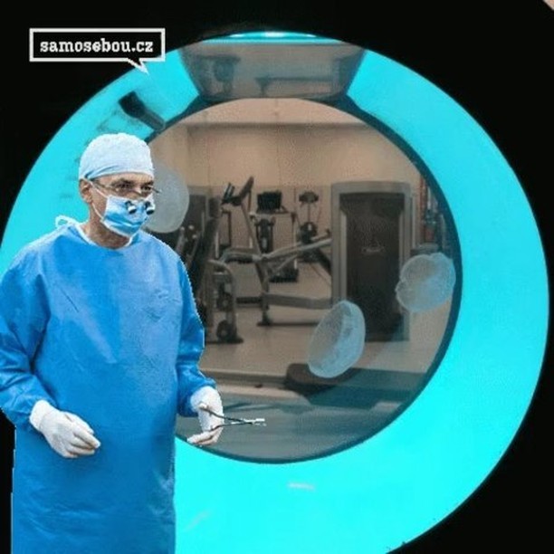 A co mam s tema meduzama v posilovne asi tak delat? Leg day asi neee??? Nech brouka zit! ? #nasvemmiste #meduza #doktor #legday #chapadloday #medusa #doctor #gym #samoseboutridim #aquarium #prosimtridteodpad #nechbroukazit