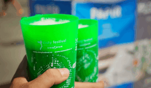 plastovy_kelimek_sklenicka_plast_samosebou_festivaly