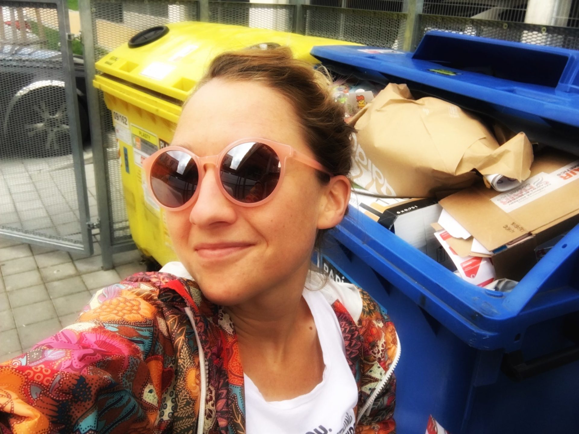 tereza_tobiasova_recyklacelebrity_recyklace_samosebou_kontejnery_plast_papir