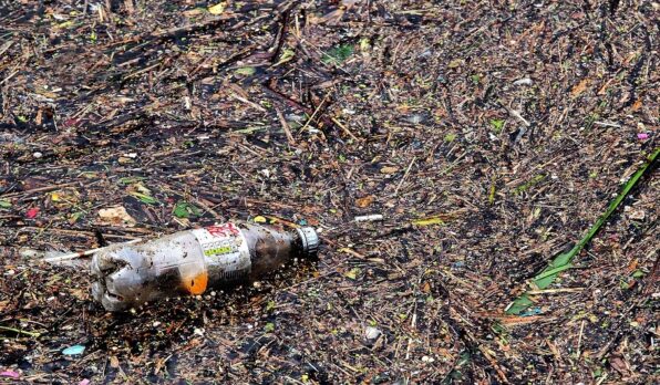 plast_znecisteni_pet_lahev