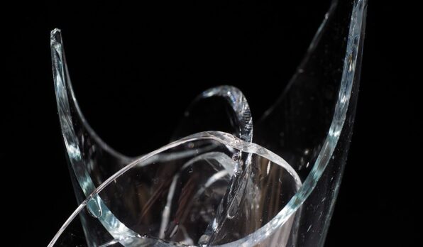 sklo_rozbite_stripky_trideni_strepy