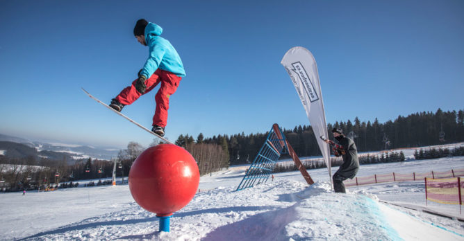 justride_lipno_samosebou_snowboard_sneh_svah