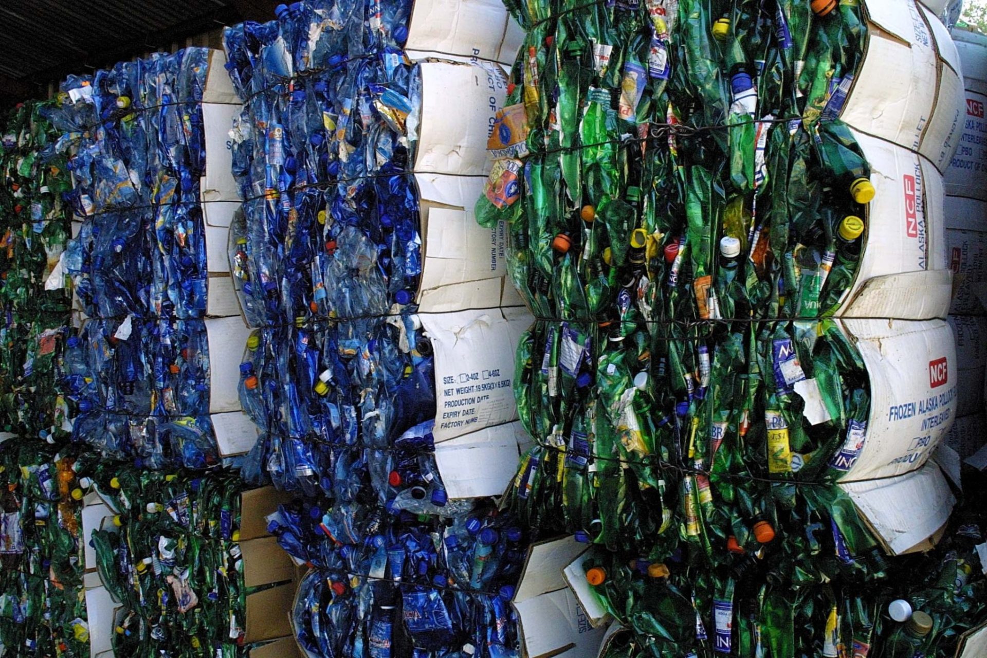 ekonovinky_kveten_samosebou_pet_lahve_slisovane_odpadky_odpad_trideni_recyklace