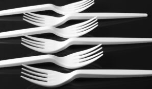 evropska_komise_pribory_plasty_jednorazove_plasty_vidlicky