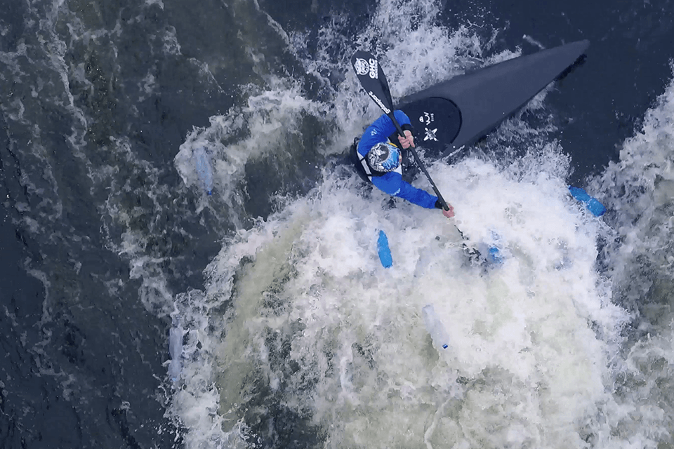 vavra_hradilek_kajakar_samosebou_trideni_plast_voda_pet_lahev