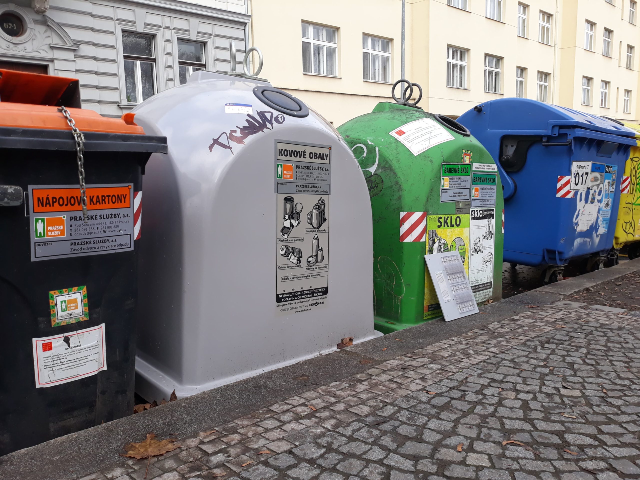 samosebou_kov_sedy_kontejner_trideni_kovy