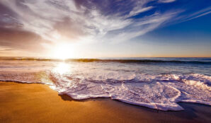 ocean_morska_pena_vlny_plaz_pisek_obloha