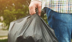 muz_ruka_plastovy_cerny_pytel_odpad