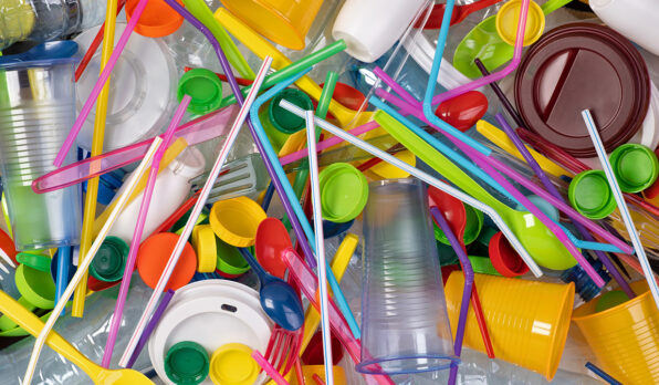 barevne_jednorazove_plasty_brcka_kelimky_vicka