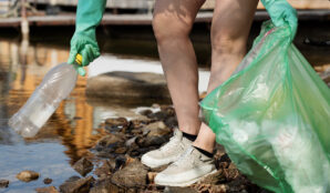 sber_odpadu_zeleny_plastovy_pytel_plastova_lahev_pet_nohy_reka_uklid