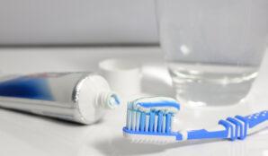 zubni_pasta_kartacek_plasty_hlinik_kovy_kovovy_odpad_ekonovinky