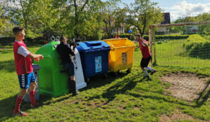 petr_ribal_ondrej_urban_fotba_video_tridte_hlavou_plasty_barevne_kontejnery