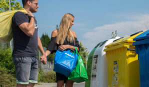 muz_zena_tridi_odpad_barevne_kontejnery_tridici_tasky