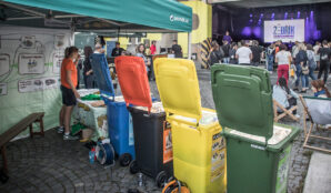 zebrik_hudebni_ceny_samosebou_barevne_kontejnery_stanek