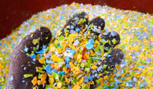 mikroplasty_plast_ekonovinky_rukavice