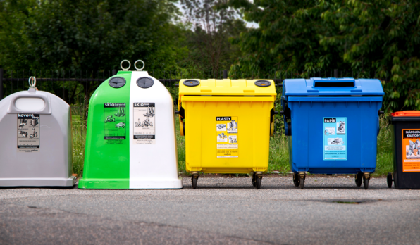 barevene_kontejnery_sberne_nadoby_trideni_odpadu_kovy_sklo_plasty_papir_napojove_kartony_samosebou_trideni_a_recyklace_odpadu_v_cesku