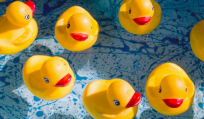 gumove_kachnicky_voda_koupel_plastovy_odpad_v_oceanech_plasty_dubnove_ekonovinky