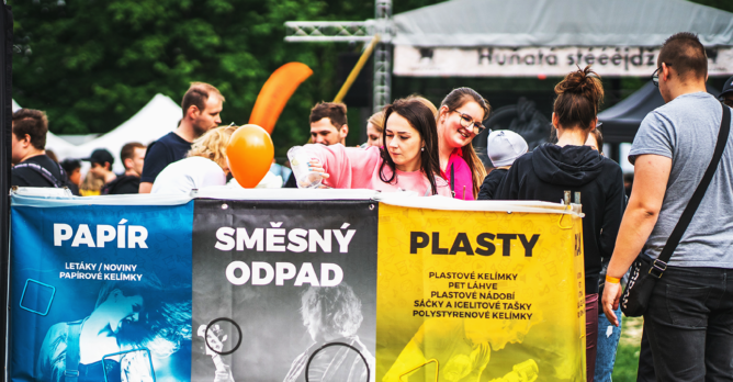 trideni_odpadu_na_ceskych_festivalech_colours_of_ostrava_beats_for_love_cisty_festival_jednorazove_kelimky