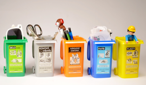 barevne_popelnicky_na_psaci_potreby_trideni_sklo_kovy_napojove_kartony_papir_plasty