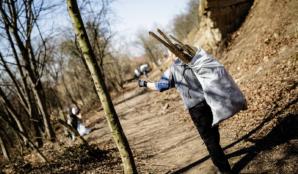 uklidme_cesko_2022_muz_sber_do_pytlu_priroda