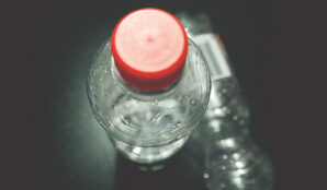 neodelitelna_vicka_pet_lahve_plasty_odpad_littering