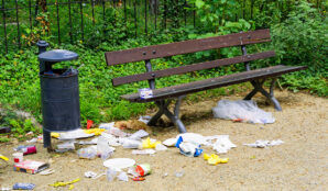 littering_volne_pohozeny_odpad_lavicka_obaly