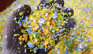 mikroplasty_mikro_plastove_castice_plasty_rukavice