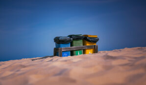 trideni_odpadu_plaz_barevne_kontejenry_cestovani_trideni_odpadu