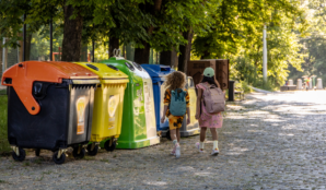 holky_tridi_odpad_kontejner_na_napojove_kartony_popelnice_na_plast_kontejner_na_sklo_kontejner_na_kov_kontejner_na_papir