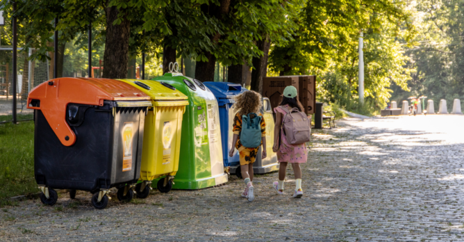holky_tridi_odpad_kontejner_na_napojove_kartony_popelnice_na_plast_kontejner_na_sklo_kontejner_na_kov_kontejner_na_papir