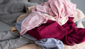 textil_obleceni_rucniky_na_hromade_postel_trideni_textilu