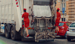 letusky_v_cervene_uniforme_na_popelarskem_aute_vyvezí_odpad