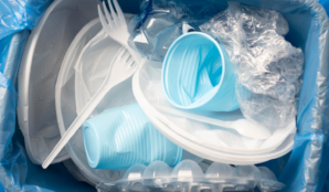 plastovy_odpad_v_kosi_plastovy_kelimek_plastovy_pribory_plastovy_talir