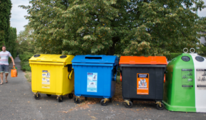 sberne_misto_zluty_kontejner_plast_modry_kontejner_papir_oranzovy_kontejner_napokove_kartony_kontejner_na_sklo_muz_nesouci_tridici_tašky_na_papir_plast